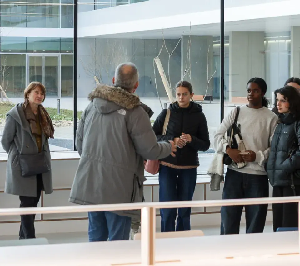 Etudiants visitant le centre La Chapelle