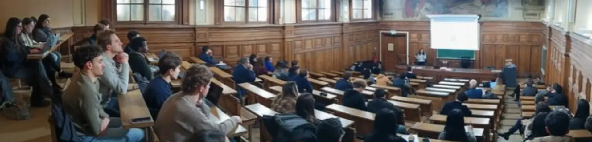 Etudiants dans un amphithéâtre